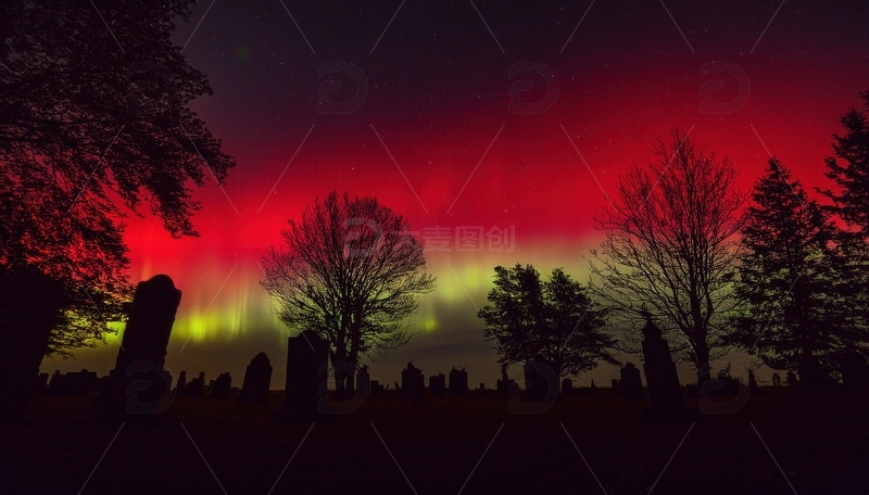 高清大图下载【趣麦麦图】墓林之上，绚烂极光交织神秘夜色