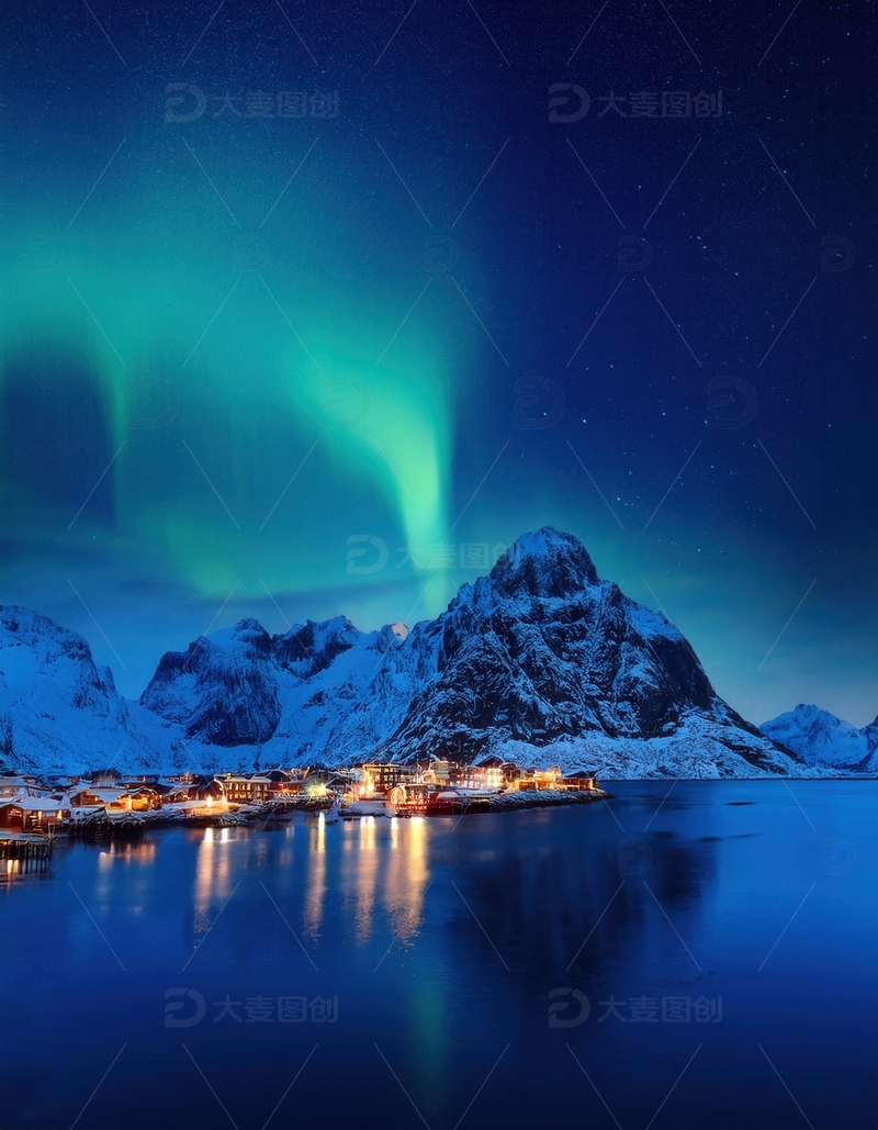 高清大图下载【趣麦麦图】夜海雪山间，极光洒落灯火小镇