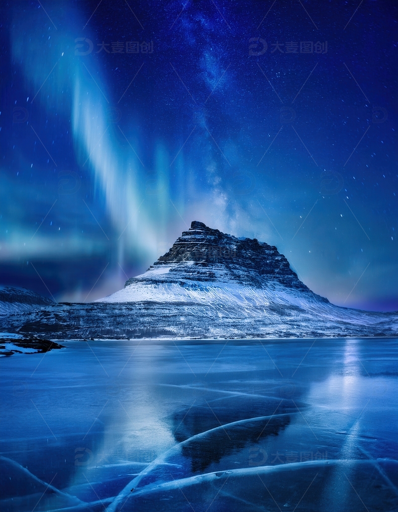 高清大图下载【趣麦麦图】冰湖之上，极光环绕孤峰之景