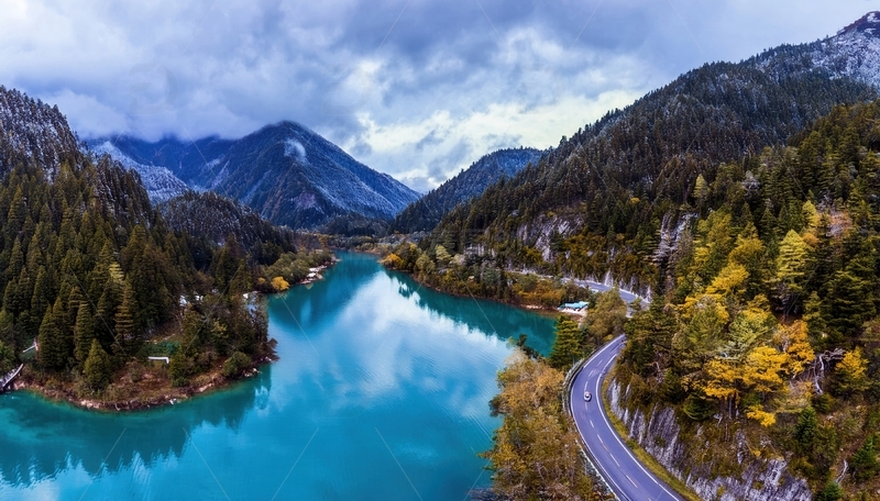 高清大图下载【趣麦麦图】云雾下九寨沟山林间的幽蓝河谷