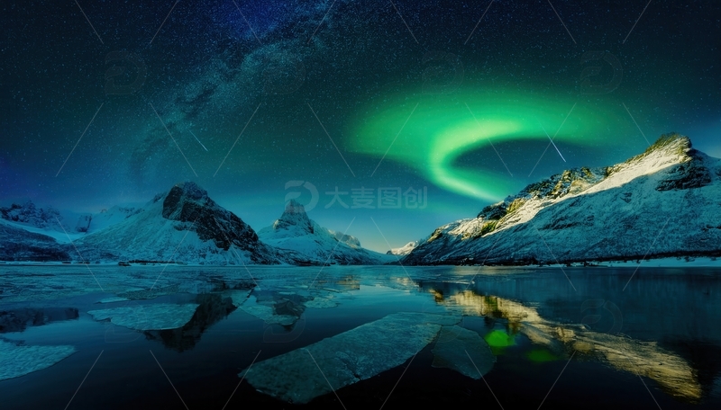 高清大图下载【趣麦麦图】冰湖雪山间，极光的梦幻光影倒影