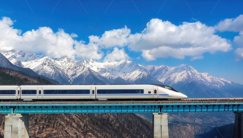 高清大图下载【趣麦麦图】高铁飞跨桥，穿行雪山云海间