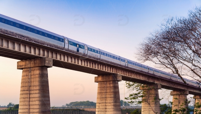 高清大图下载【趣麦麦图】高铁跨桥，驶向黄昏暖色调天际