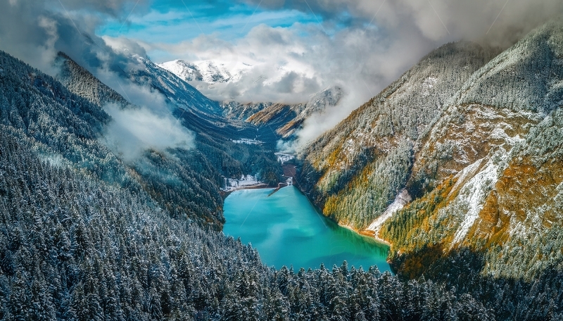 高清大图下载【趣麦麦图】雪覆山林间的九寨沟幽蓝湖泊