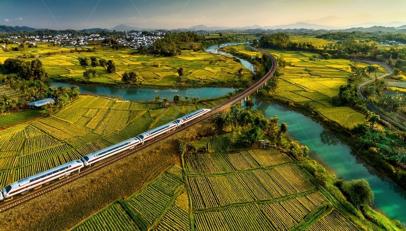 高清大图下载【趣麦麦图】高铁穿行于金黄田野与河流间