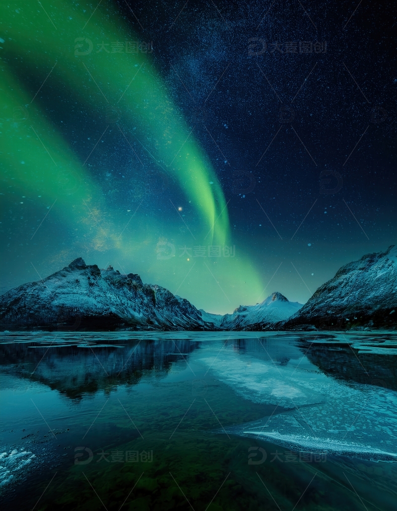 高清大图下载【趣麦麦图】冰湖雪山间，极光璀璨映夜空