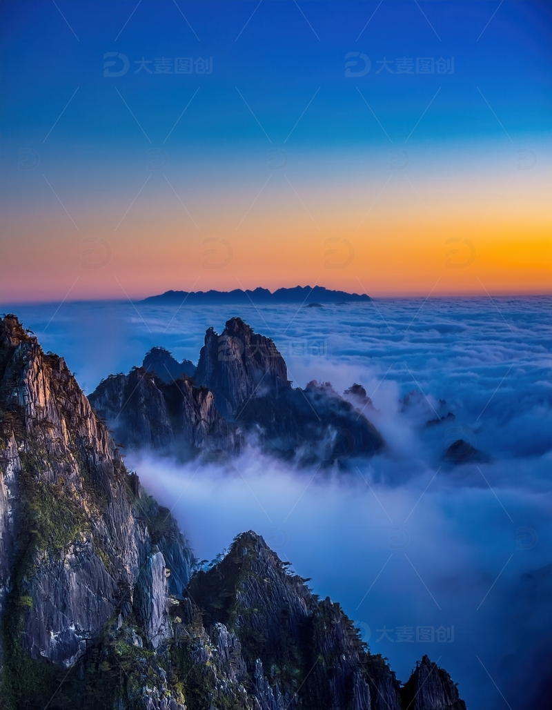 高清大图下载【趣麦麦图】霞染云海中黄山的险峻峰林