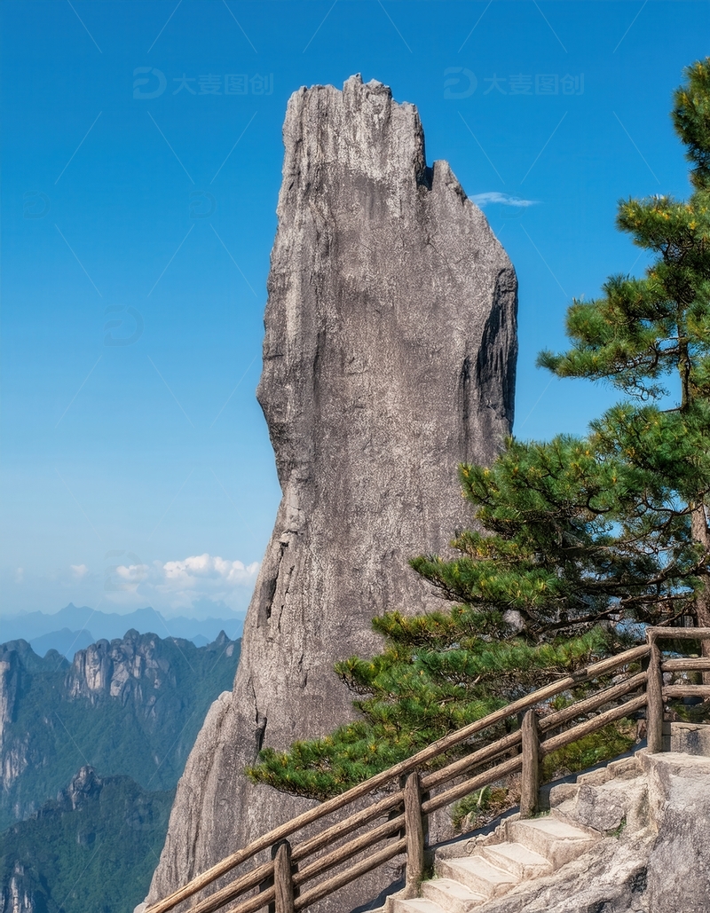 高清大图下载【趣麦麦图】蓝天映衬下黄山的奇松与怪石