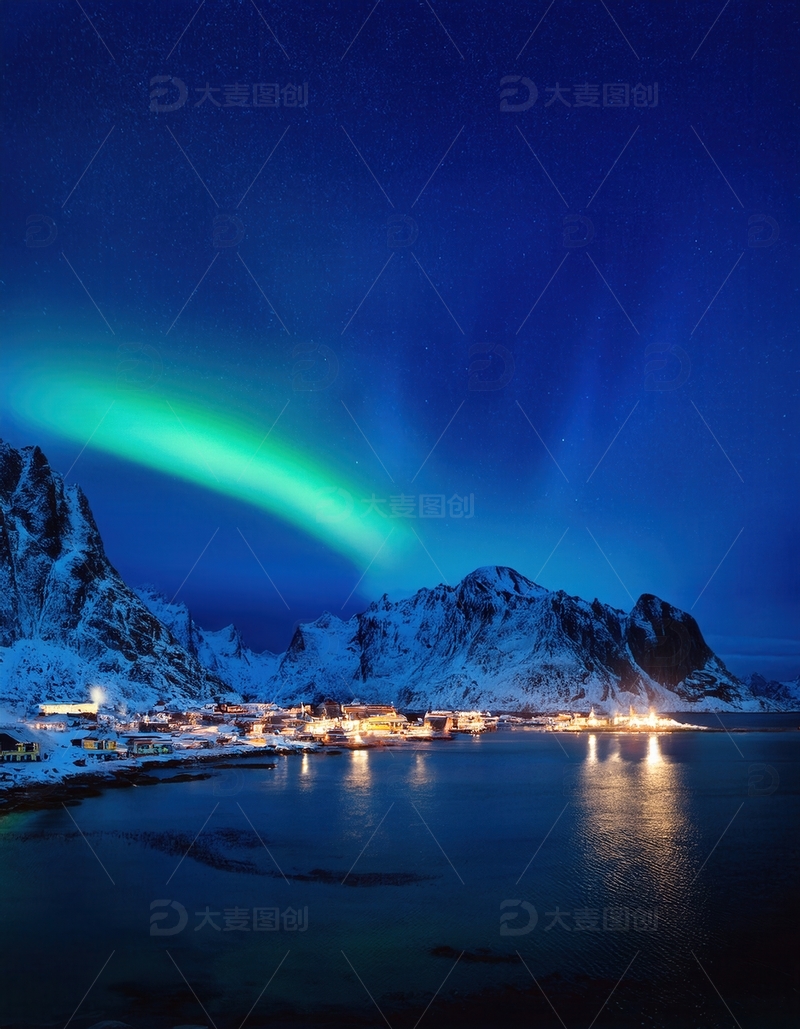 高清大图下载【趣麦麦图】雪山下小镇，极光映照宁静海湾