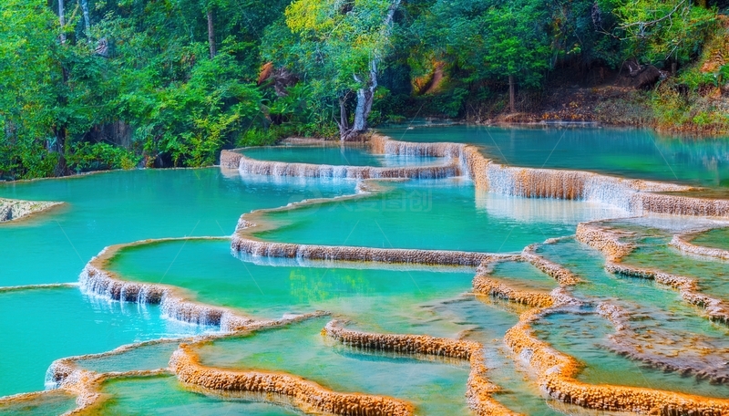 高清大图下载【趣麦麦图】九寨沟绿野环抱的翡翠色叠瀑彩池