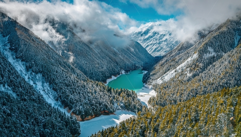 高清大图下载【趣麦麦图】雪染山峦间的九寨沟幽蓝静谧湖景