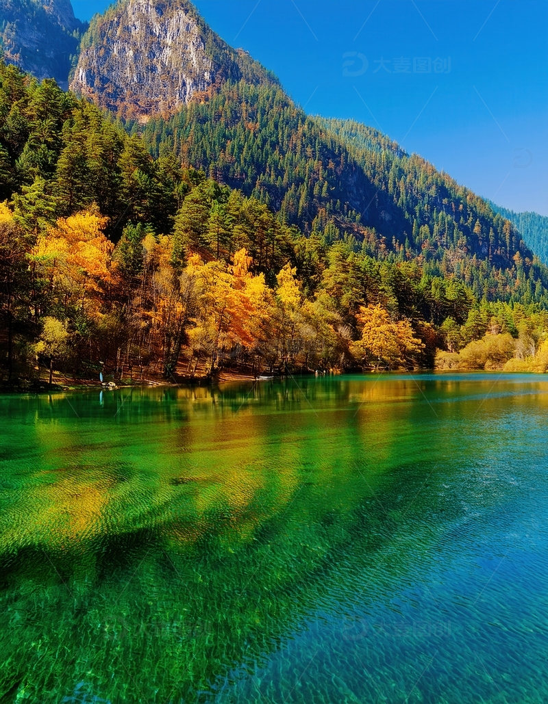 高清大图下载【趣麦麦图】青山彩林间的澄澈翡翠色湖泊