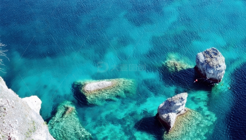高清大图下载【趣麦麦图】清透海水中错落的嶙峋礁石