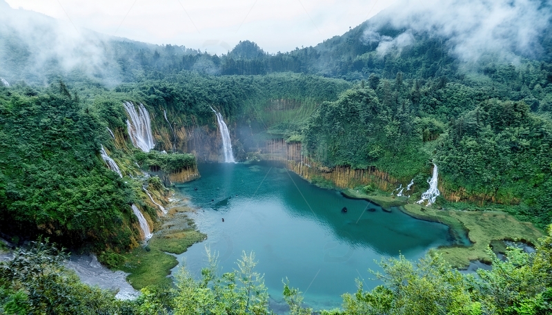 高清大图下载【趣麦麦图】云雾森林中散落的翡翠色瀑布湖