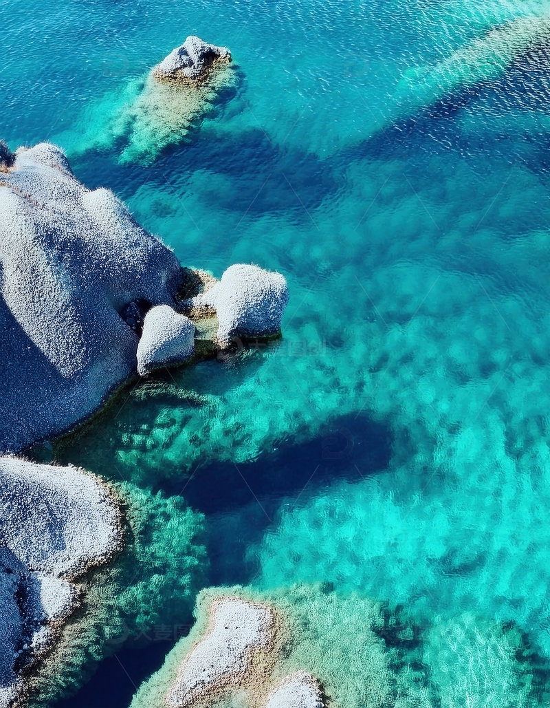 高清大图下载【趣麦麦图】清透海水中错落的嶙峋礁石1