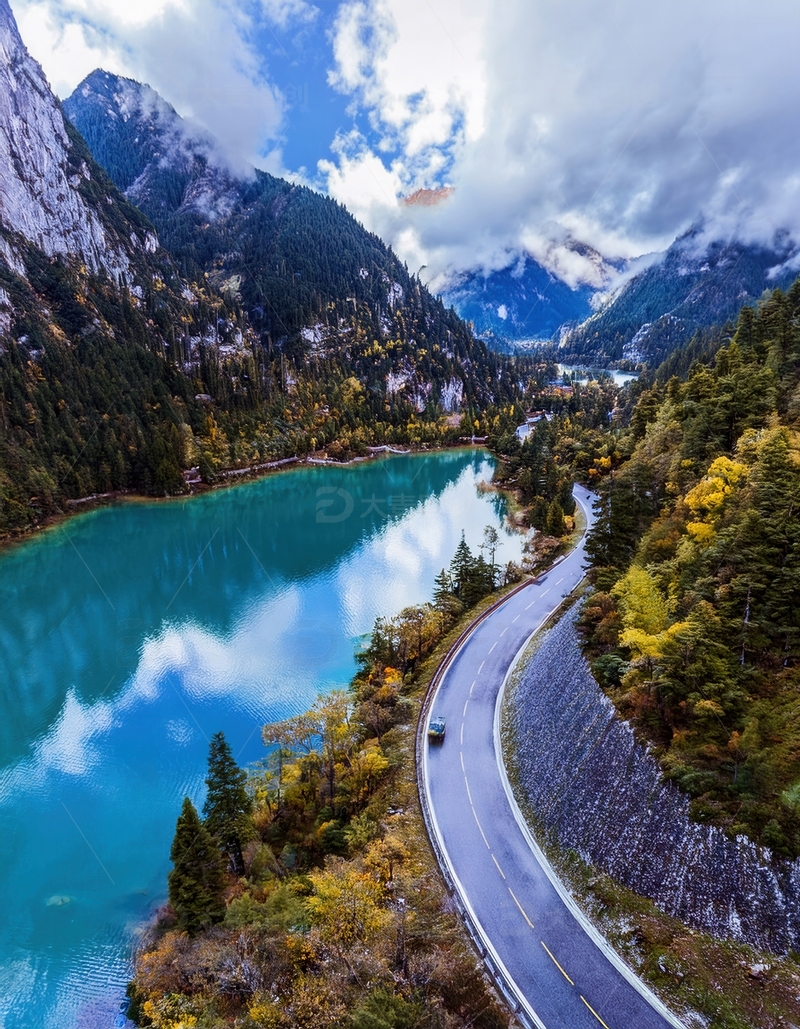 高清大图下载【趣麦麦图】山峦彩林间的澄澈公路与碧湖