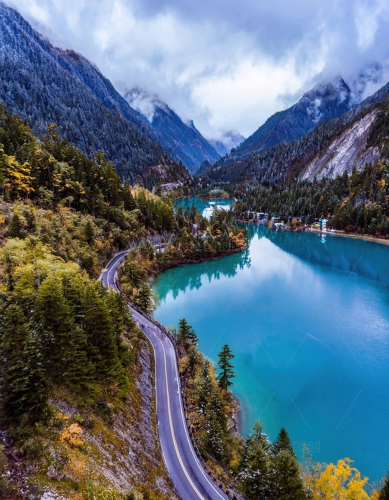 高清大图下载【趣麦麦图】山间彩林环绕的澄澈公路湖景