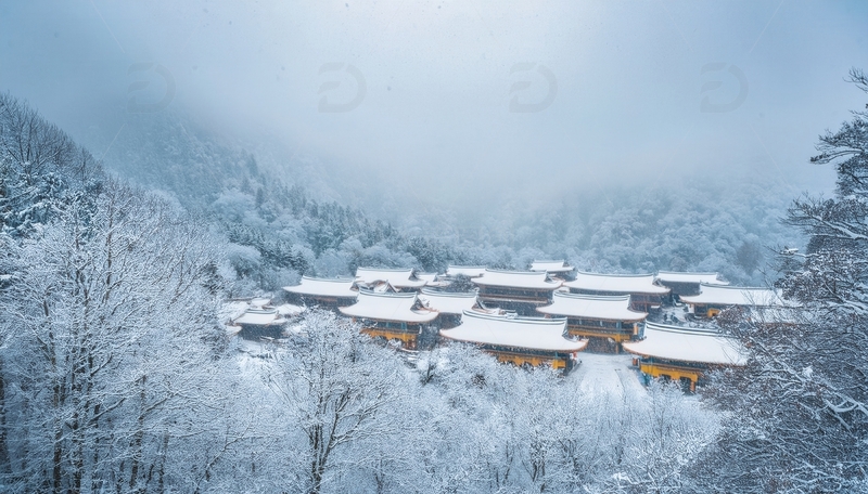 高清大图下载【趣麦麦图】雪漫山林间的宁静中式古建筑群