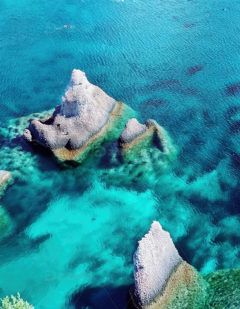 高清大图下载【趣麦麦图】碧海环绕的奇特礁石景观