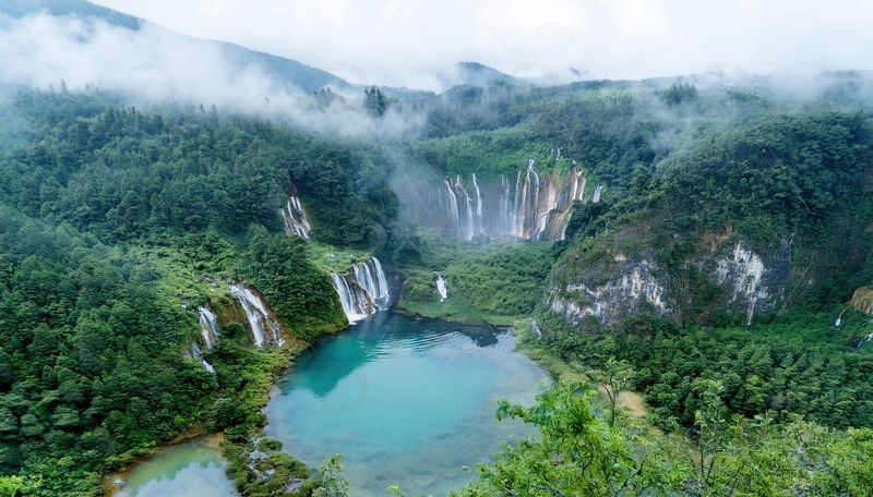 高清大图下载【趣麦麦图】云雾下森林环抱的梦幻瀑布湖泊