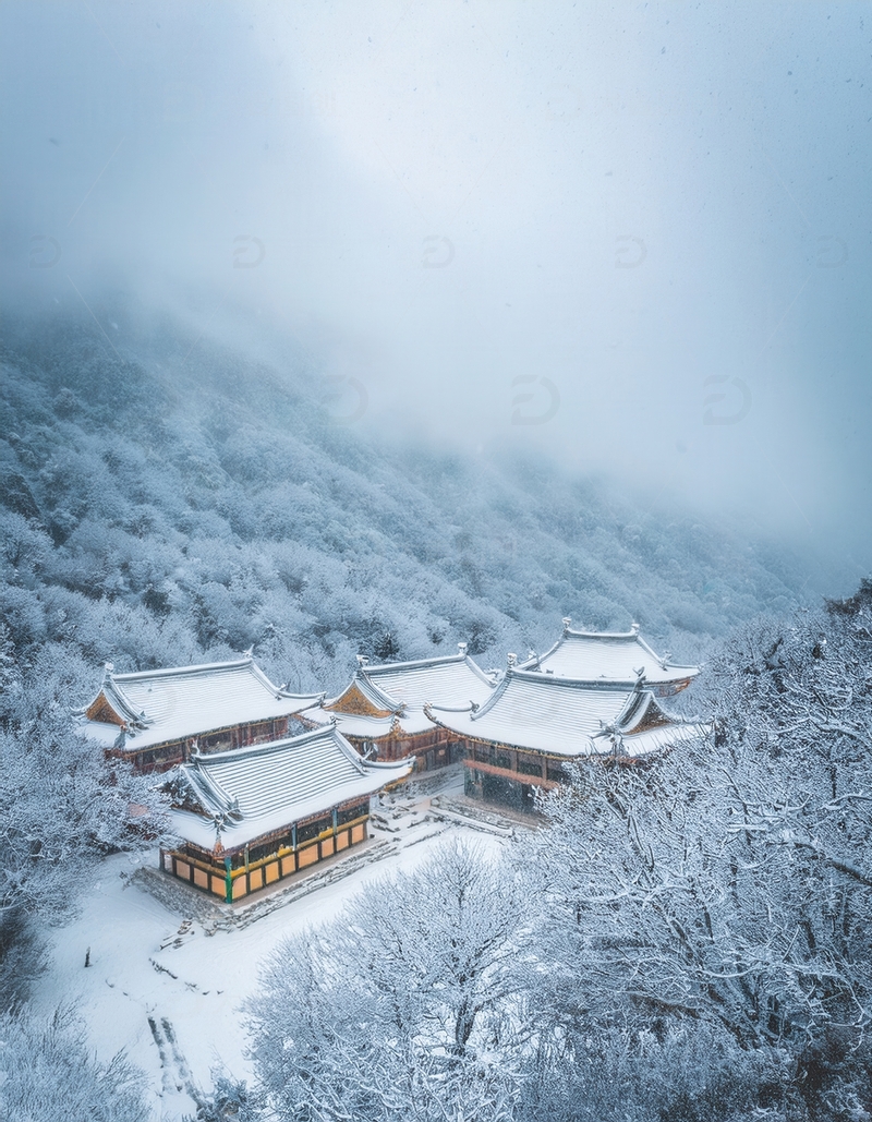 高清大图下载【趣麦麦图】雪雾山林中静谧的中式古建筑群
