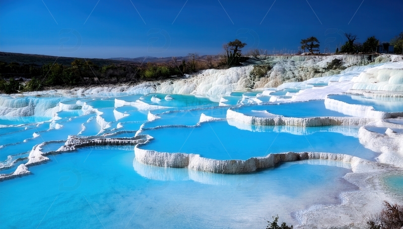 高清大图下载【趣麦麦图】蓝白辉映的奇幻钙化梯田水景