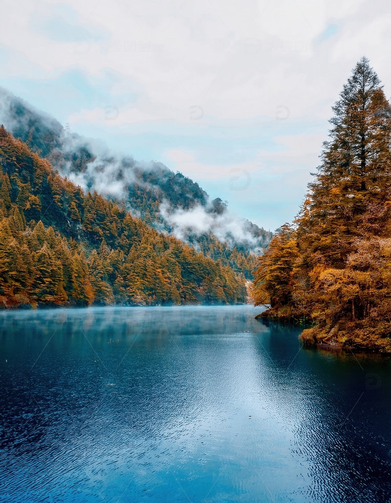 高清大图下载【趣麦麦图】云雾彩林间的宁静幽蓝九寨沟湖