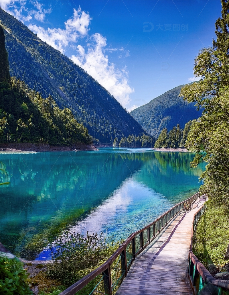 高清大图下载【趣麦麦图】碧湖青山间延申的木栈道美景
