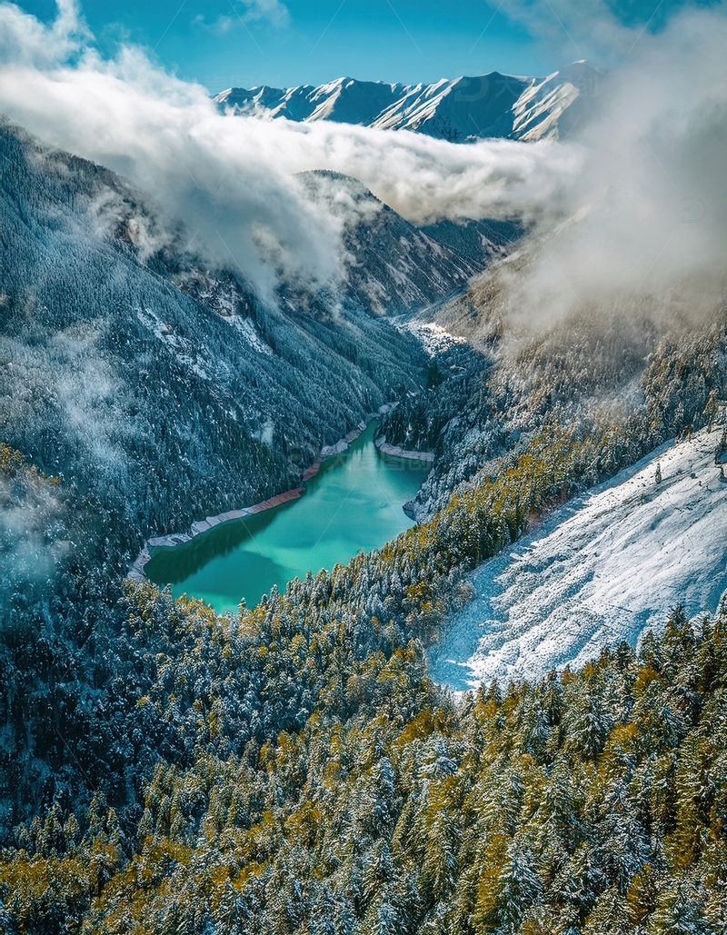 高清大图下载【趣麦麦图】雪山云雾下的翡翠色森林湖泊