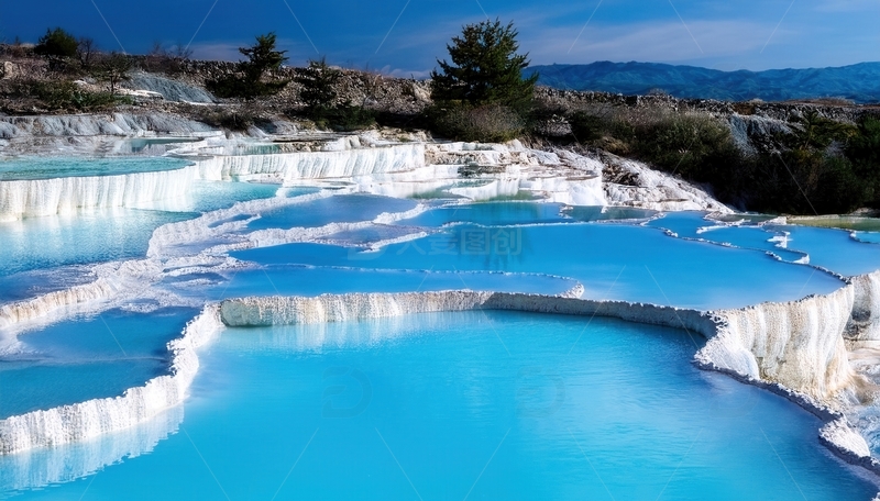 高清大图下载【趣麦麦图】蓝白相间的梦幻梯田状钙化池1