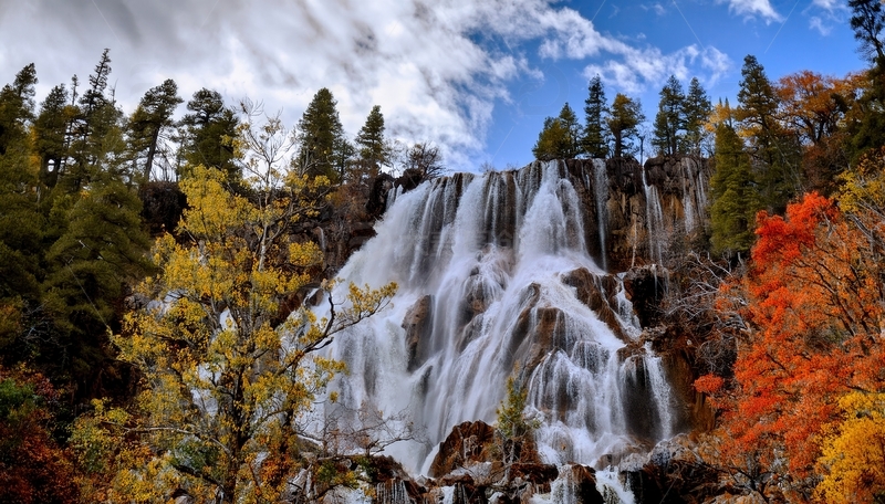 高清大图下载【趣麦麦图】秋日山林间气势磅礴的多彩瀑布