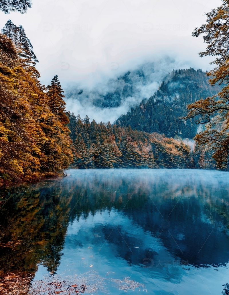 高清大图下载【趣麦麦图】云雾缭绕中彩林环抱的静谧湖景