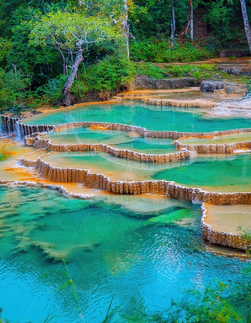 高清大图下载【趣麦麦图】森林环绕的多彩层叠钙化池风光