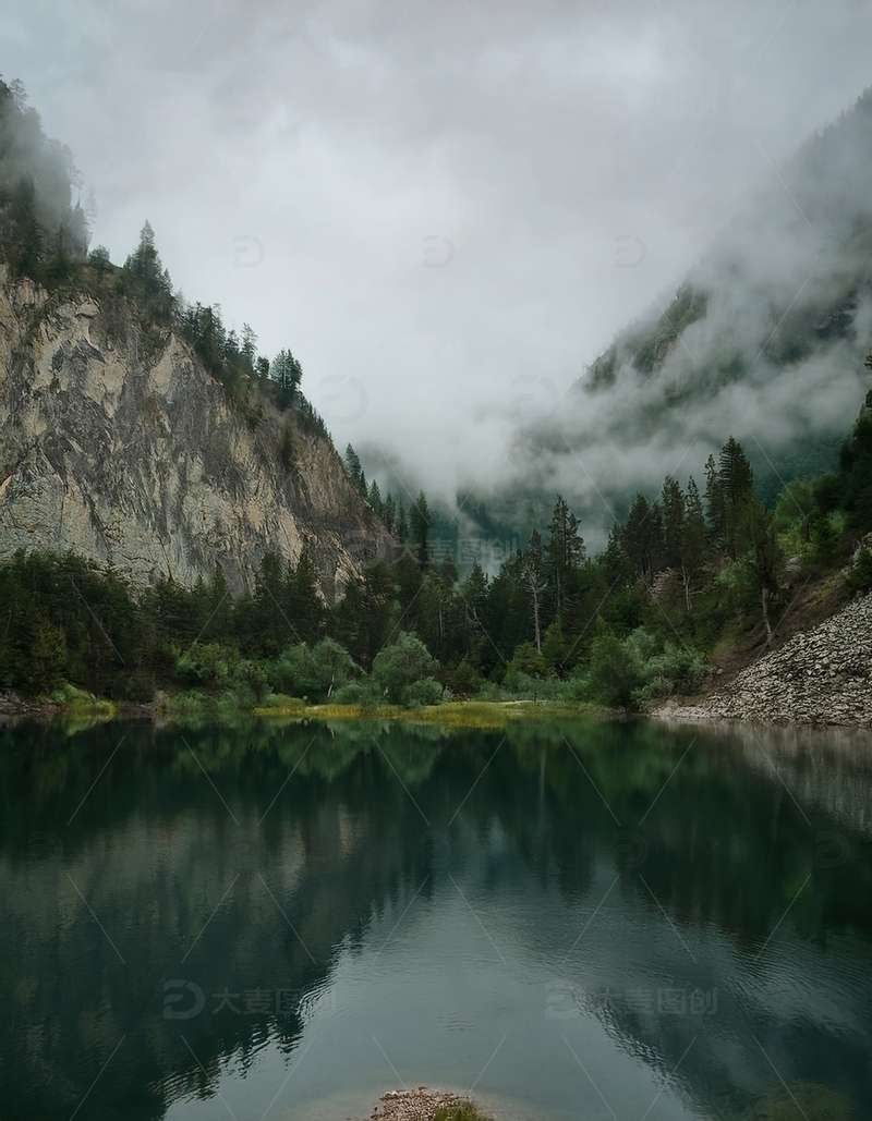 高清大图下载【趣麦麦图】云雾笼罩下静谧深邃的山间湖泊