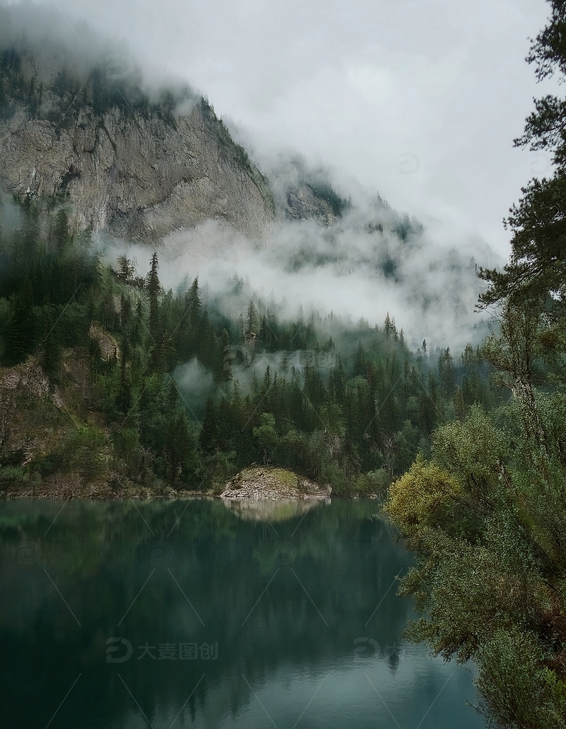 高清大图下载【趣麦麦图】云雾山林环绕的静谧深绿湖泊