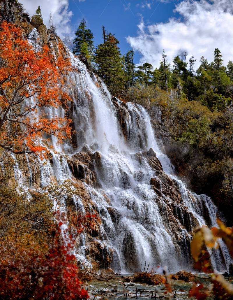 高清大图下载【趣麦麦图】秋叶相伴的磅礴壮观九寨沟瀑布