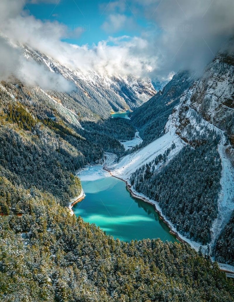 高清大图下载【趣麦麦图】雪覆山峦间的澄澈幽蓝高山湖泊