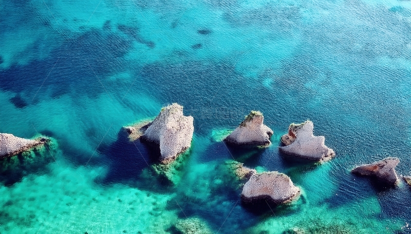 高清大图下载【趣麦麦图】碧绿海水中散布的奇形礁石