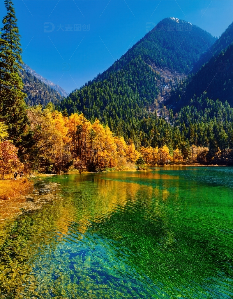 高清大图下载【趣麦麦图】彩林环绕的碧绿澄澈山间湖泊