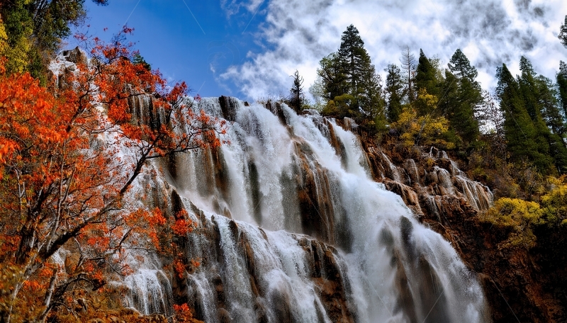 高清大图下载【趣麦麦图】秋景中红叶相伴的磅礴壮丽瀑布