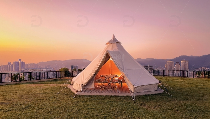 高清大图下载【趣麦麦图】夕阳下山顶草坪上温馨的露营帐篷