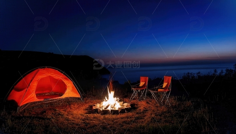 高清大图下载【趣麦麦图】海边夜幕下篝火旁的红色帐篷