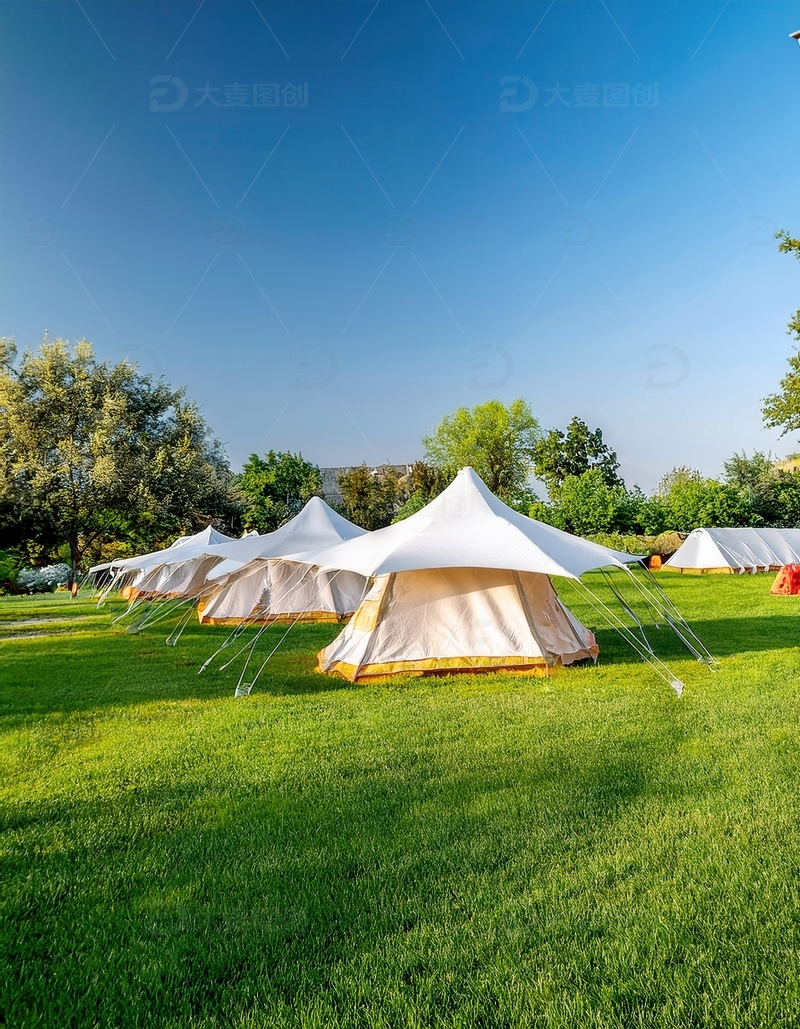 高清大图下载【趣麦麦图】绿草地上排列的白色锥形露营帐篷