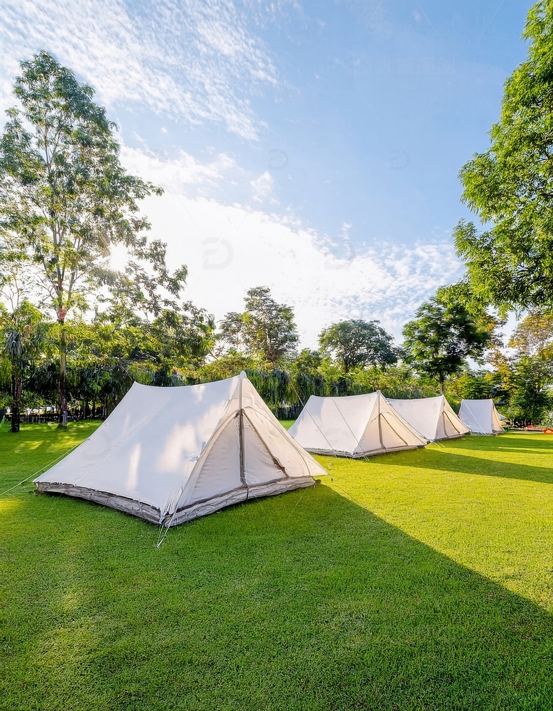 高清大图下载【趣麦麦图】绿树环绕草地中的白色露营帐篷