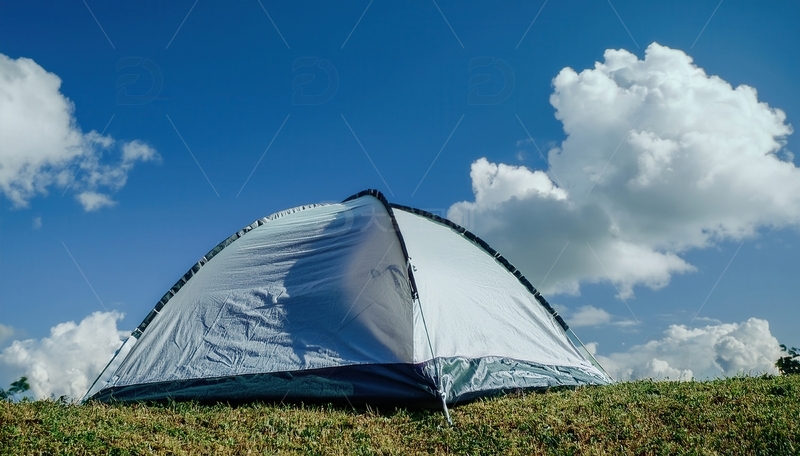 高清大图下载【趣麦麦图】蓝天草地之上的简约露营帐篷