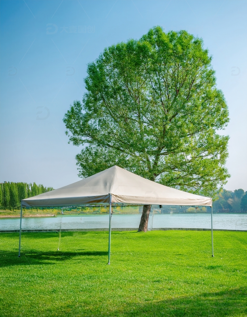 高清大图下载【趣麦麦图】湖边草地大树旁的白色露营天幕