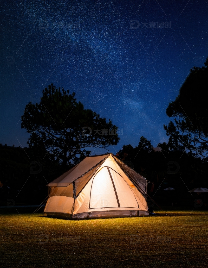 高清大图下载【趣麦麦图】星空下草地中点亮的温馨露营帐篷