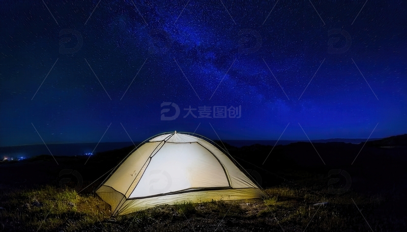 高清大图下载【趣麦麦图】星空下旷野中发光的白色露营帐篷