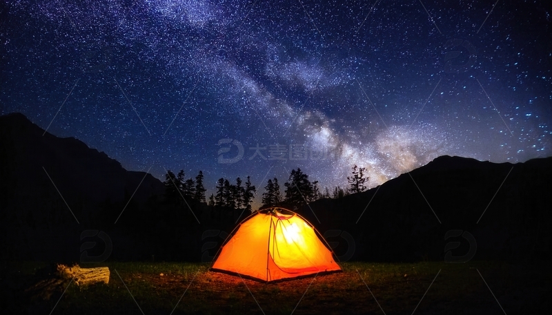 高清大图下载【趣麦麦图】星空下山间亮灯的橙色露营帐篷