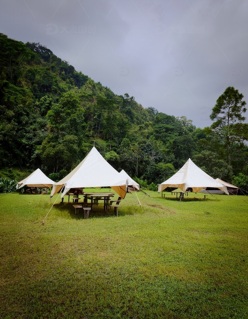 高清大图下载【趣麦麦图】山林草地中阴天里的白色露营帐篷